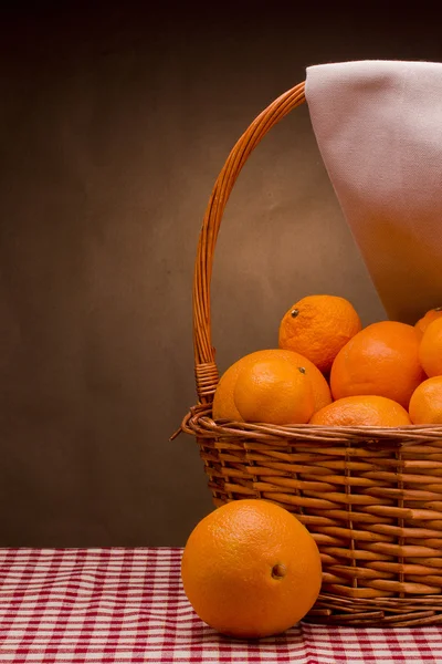 Panier avec mandarines — Photo