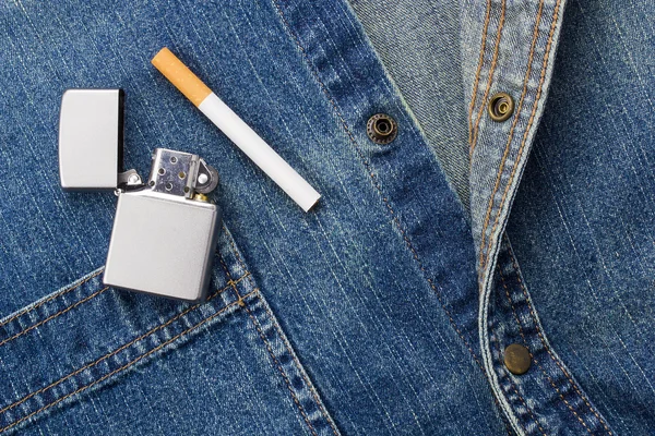 Rökning och denim — Stockfoto