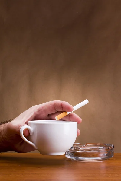 Handen håller en cigarett — Stockfoto