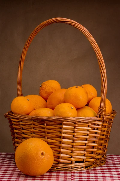 Korg med mandariner — Stockfoto