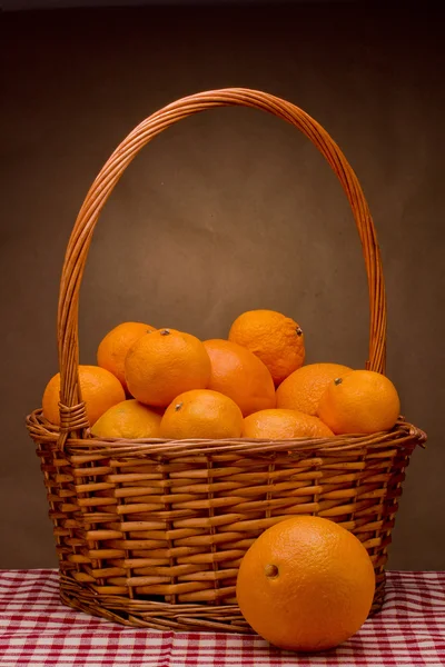 Cesta com mandarinas — Fotografia de Stock