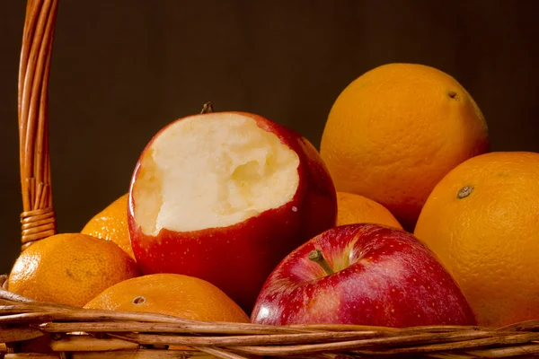Fruta em uma cesta de vime — Fotografia de Stock