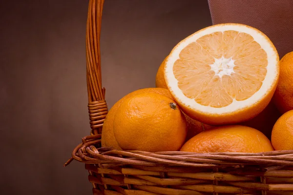 Puolikas appelsiini — kuvapankkivalokuva