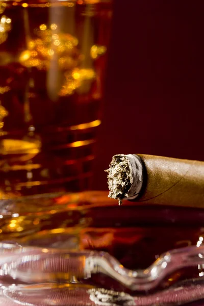 Cigarros y whisky —  Fotos de Stock