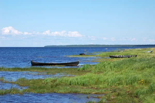 Banco del lago con barcos de madera — Foto de Stock