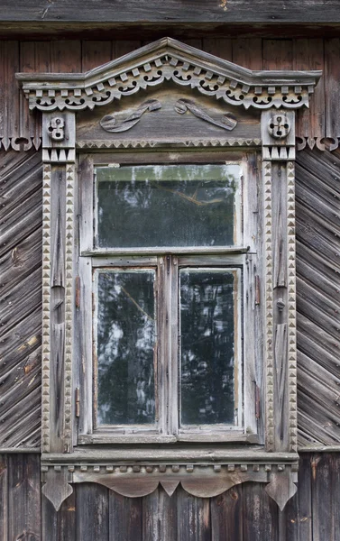 Eski ahşap kır evi penceresinde — Stok fotoğraf