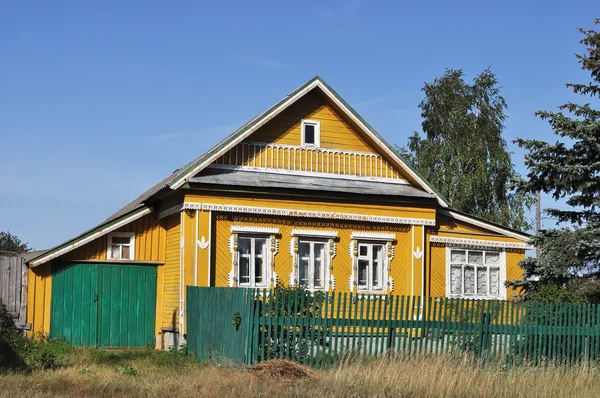 Malé dřevěné venkovský dům — Stock fotografie