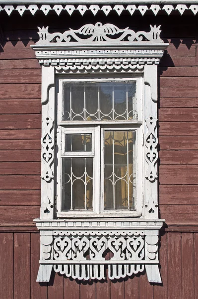 Venster in oude houten huis — Stockfoto