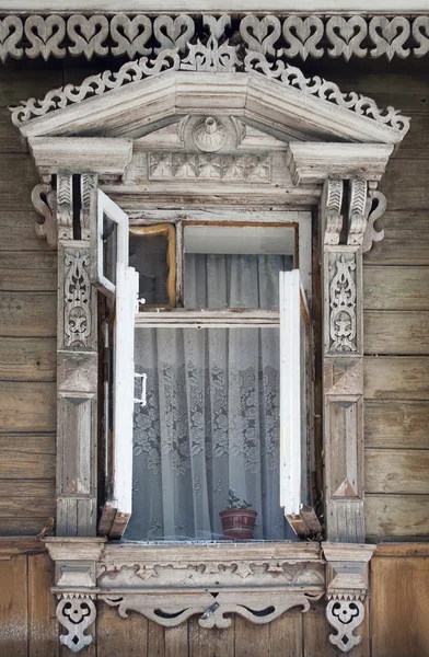 Открытое старое деревянное окно — стоковое фото