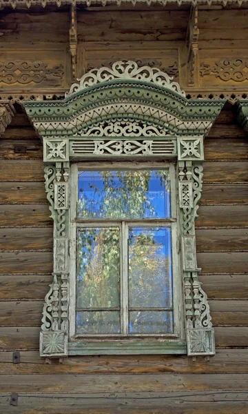 Janela de madeira velha com decoração esculpida — Fotografia de Stock