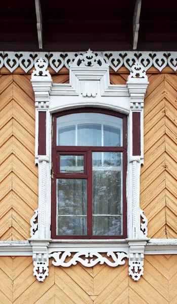 Vanha puinen koristeltu ikkuna — kuvapankkivalokuva