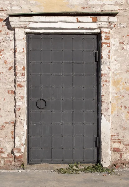 Металлическая дверь православной церкви — стоковое фото