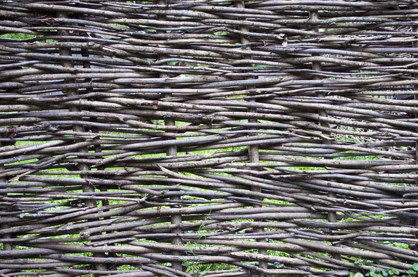 枝編み細工品フェンスのフラグメント — ストック写真