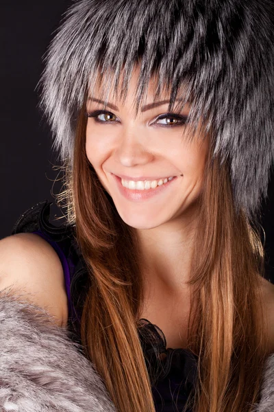 一个美丽的微笑女人在毛皮的肖像 — 图库照片
