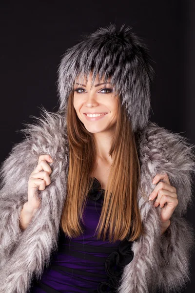 Ritratto di una bella donna sorridente in pelliccia — Foto Stock