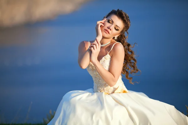 Porträtt av en vacker ung kvinna i bröllopsklänning — Stockfoto