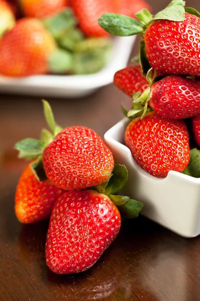 桌上的新鲜红草莓 — 图库照片