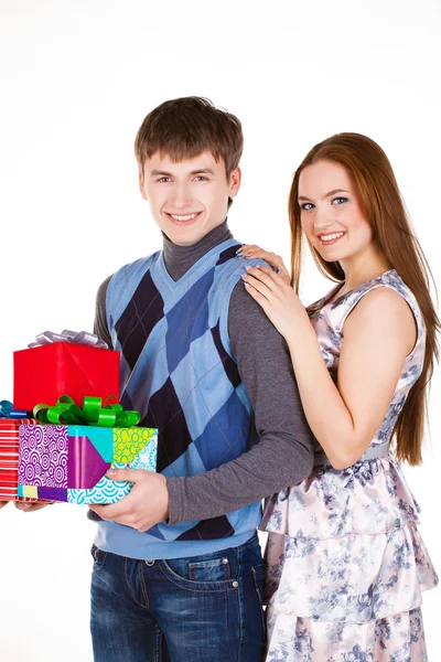Casal jovem com presentes — Fotografia de Stock