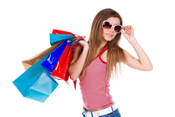 Ung kvinna som håller i shoppingväskor — Stockfoto