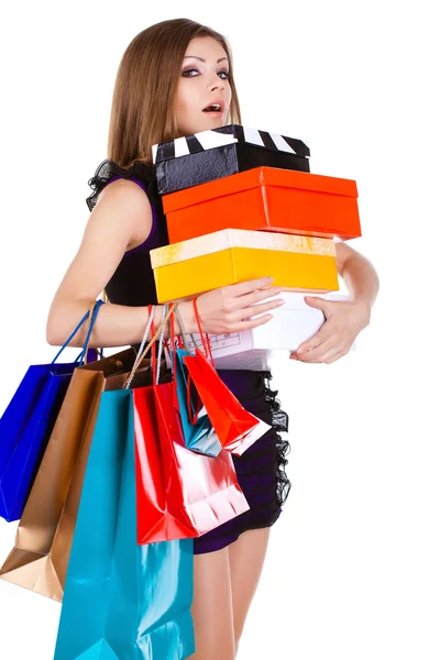 Mooie jonge vrouw met shopping tassen en geschenken — Stockfoto