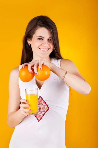 Mujer bonita con cabello liso y naranjas de jugo — Foto de Stock