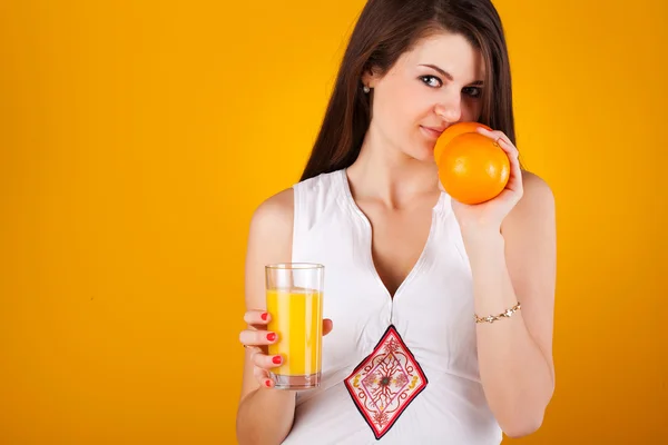 Pretty woman with straight hair and juice oranges — Stock Photo, Image