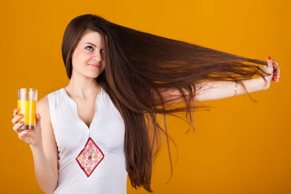 Güzel kadın düz saç ve suyu portakal ile — Stok fotoğraf