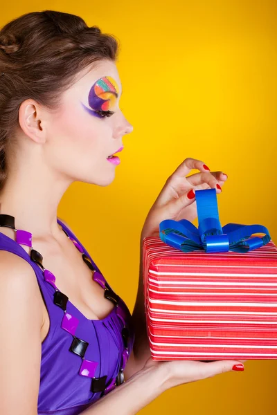 Mooie vrouw met make-up in jurk open geschenk — Stockfoto