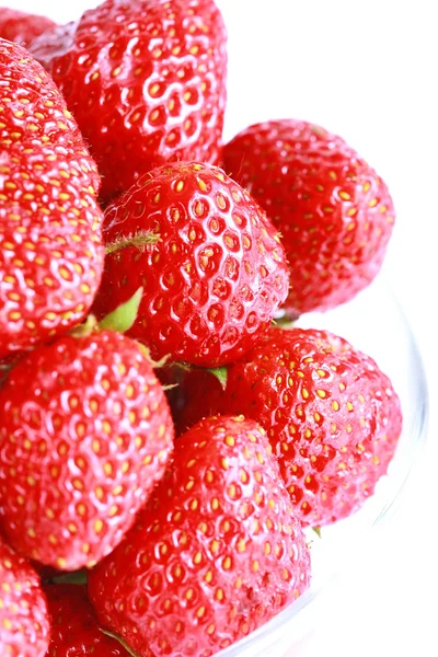 很多的新鲜红草莓隔离 — 图库照片
