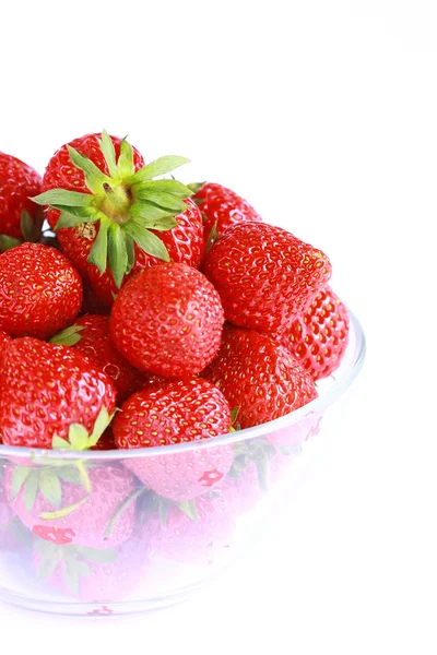 Beaucoup de fraises rouges fraîches isolées — Photo
