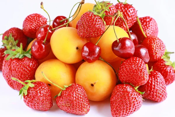 新鲜红草莓、 樱桃、 杏 — 图库照片