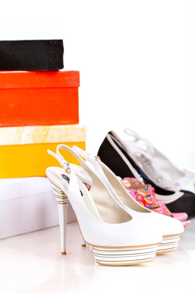 Pudełka i buty na białym tle — Zdjęcie stockowe