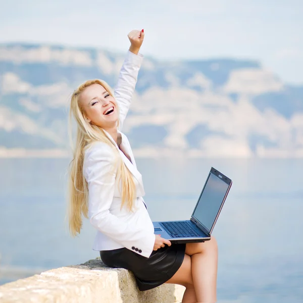 Mulher de sucesso com um laptop — Fotografia de Stock