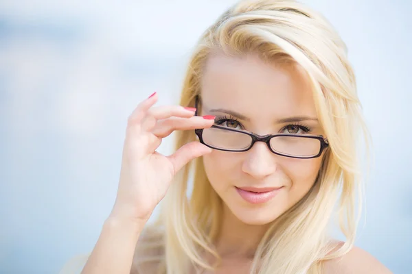 Retrato de uma bela mulher de negócios com óculos — Fotografia de Stock