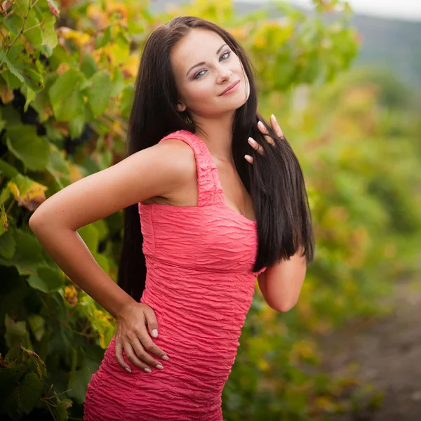 一个美丽的女人在葡萄中的肖像 — 图库照片