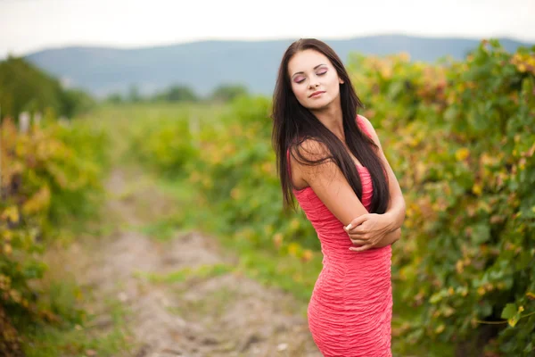 Portrét mladé krásné ženy v hroznech — Stock fotografie