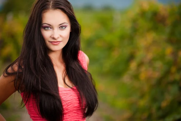 Retrato de mujer joven y hermosa en uvas — Foto de Stock