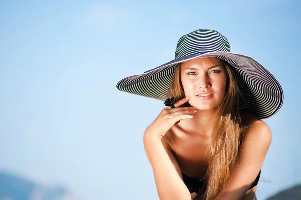 Imagen de una hermosa mujer con sombrero —  Fotos de Stock