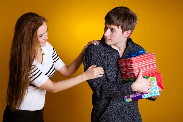 Unga par med en gåva — Stockfoto