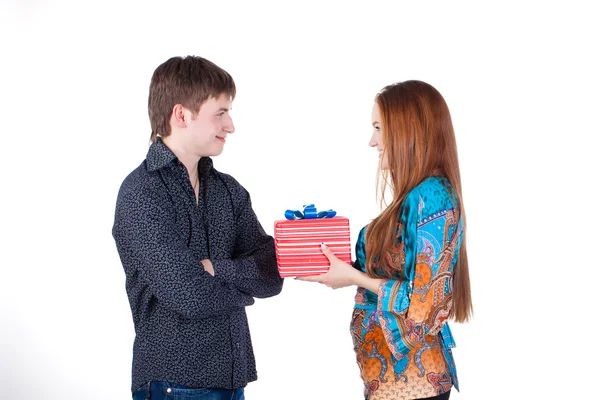 Young couple with a gift isolated — Stock Photo, Image