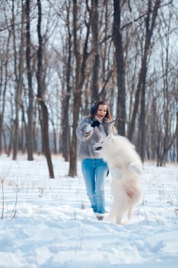 samoyed köpek kış orman ile mutlu bir kadın