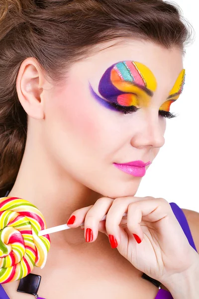 Porträtt av en glamourous vacker kvinna med lollipop Stockbild
