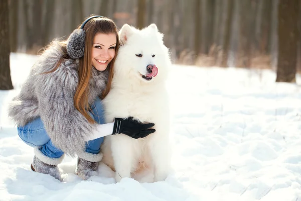 Krásná žena s ní pes samojed — Stock fotografie