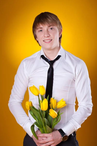 Elegante hombre sosteniendo flores — Foto de Stock