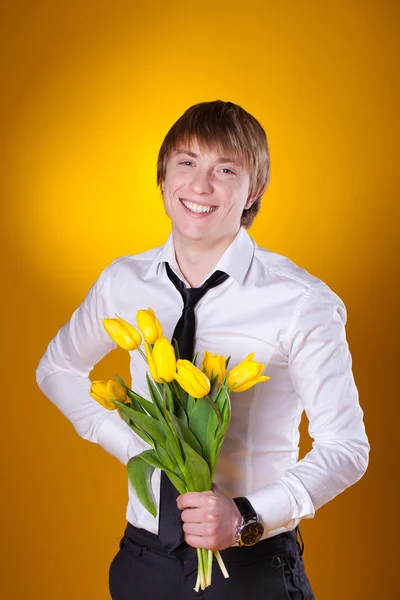 Елегантний чоловік тримає квіти — стокове фото