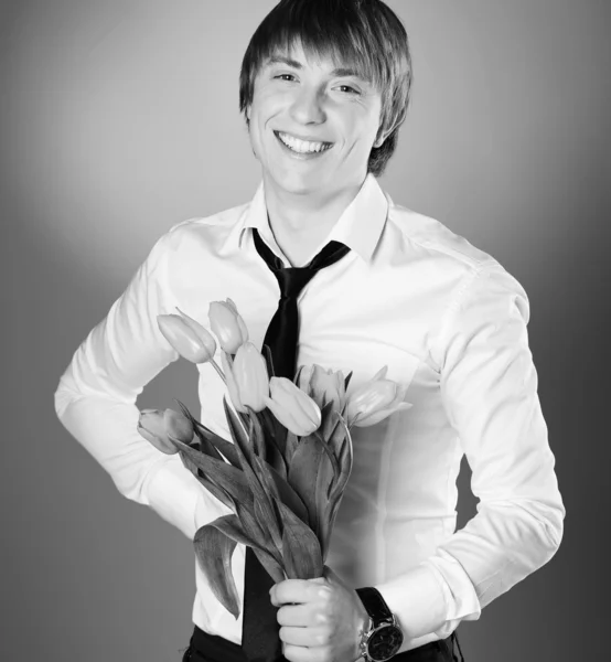 Елегантний чоловік тримає квіти чорно-білими — стокове фото