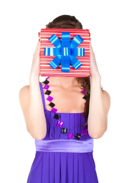 Mooie vrouw met make-up in jurk met een cadeau — Stockfoto