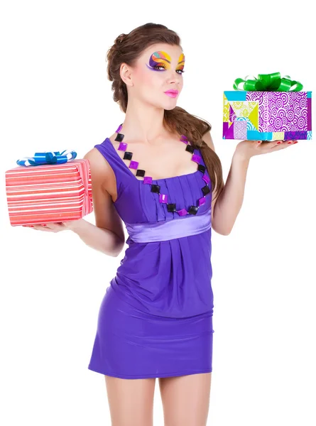 Hermosa mujer con maquillaje en vestido con un regalo —  Fotos de Stock