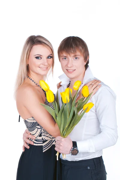 Ett porträtt av ett sött par i kärlek med blommor — Stockfoto