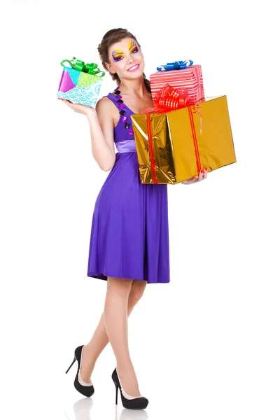 Красивая женщина с макияжем в платье с подарками — стоковое фото